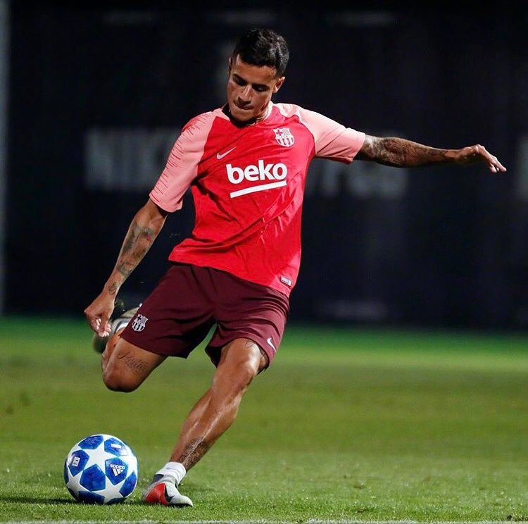 巴萨训练备战欧冠 梅西又坐球