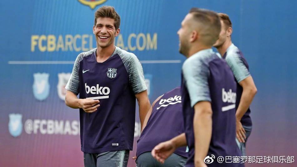巴萨训练备战 梅西是焦点