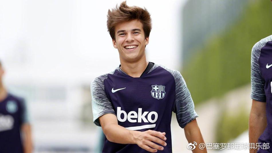 巴萨训练备战 梅西是焦点