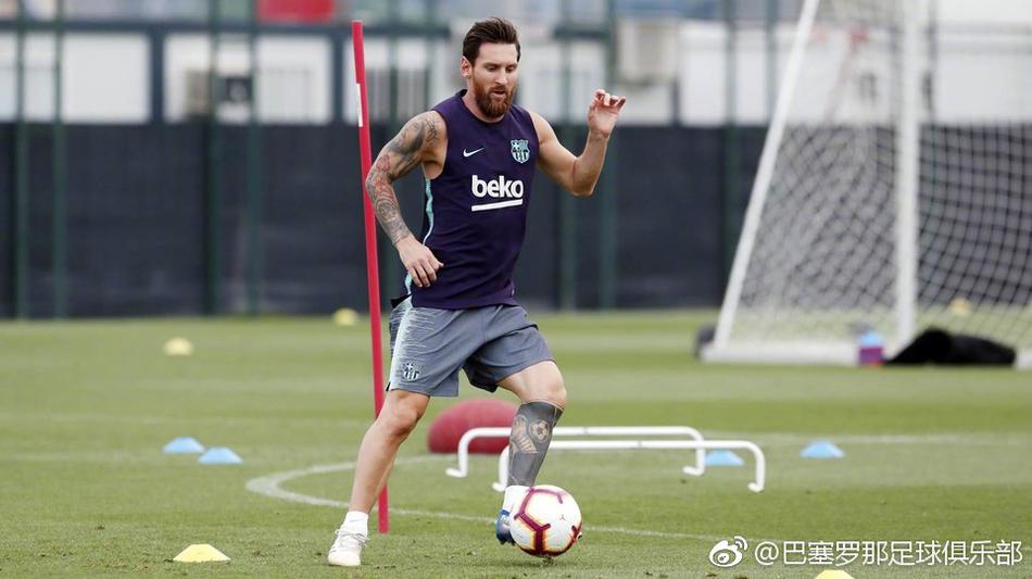巴萨训练备战 梅西是焦点