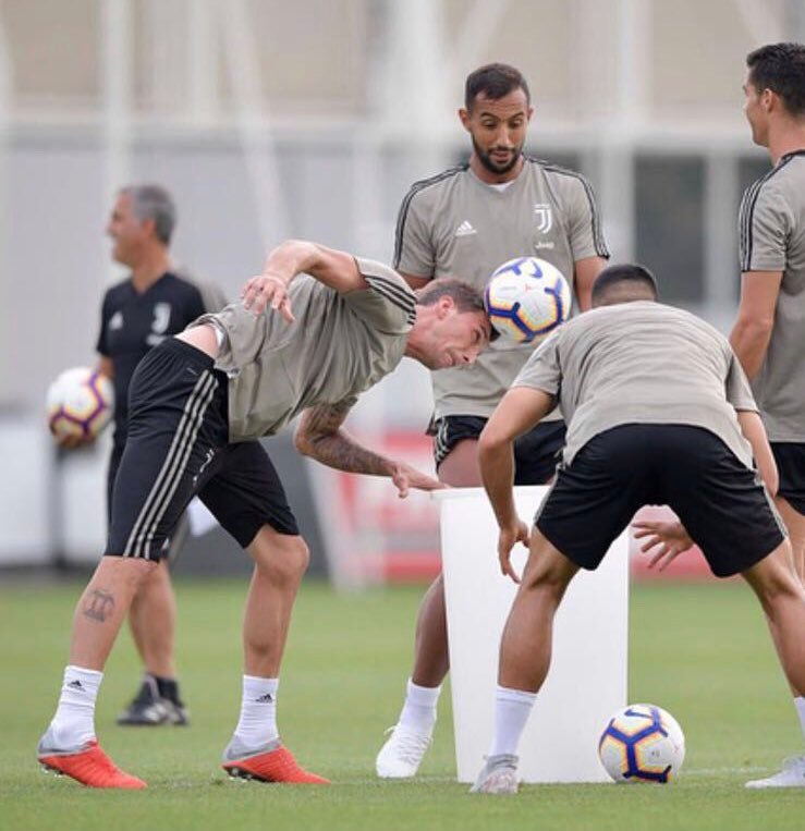 尤文训练 C罗最抢镜