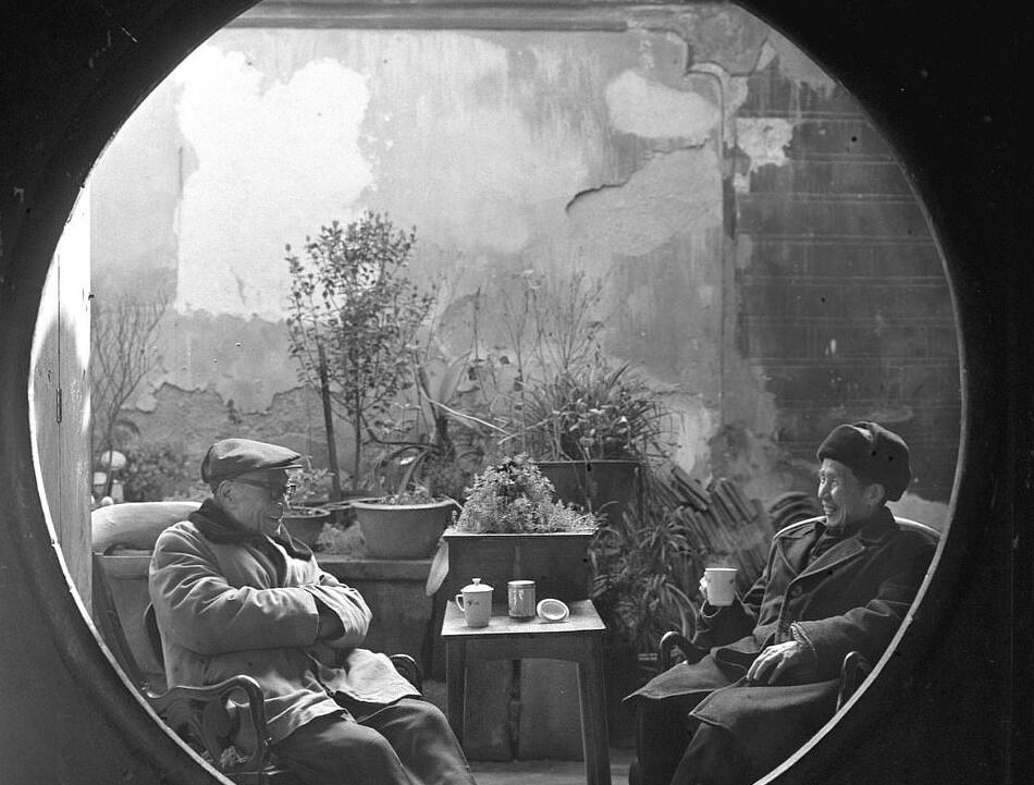 1990 两位老人在天井休息