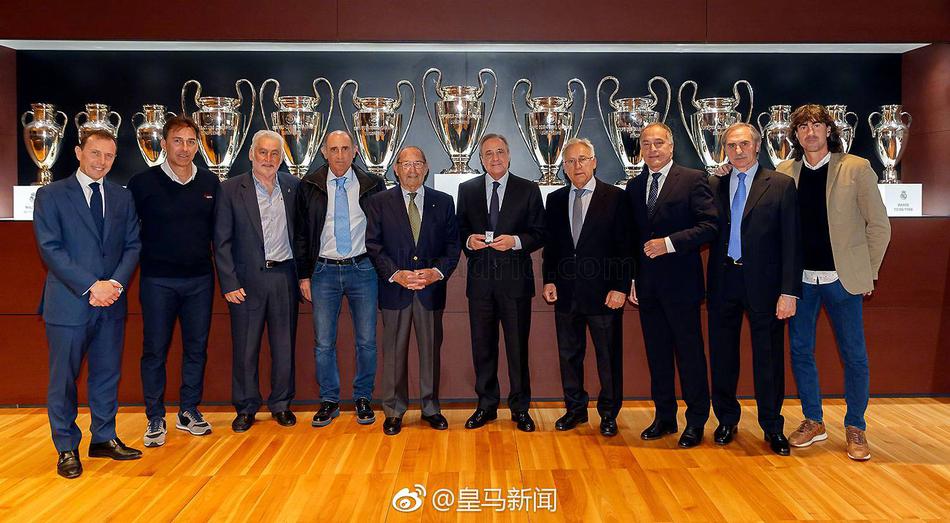 老佛爷获皇马传奇球员协会徽章