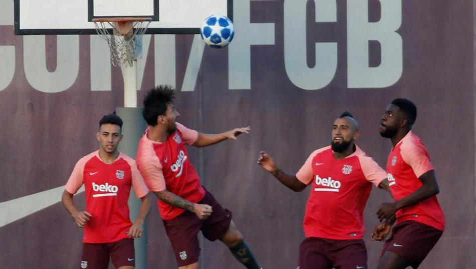 巴萨训练备战欧冠 梅西又坐球