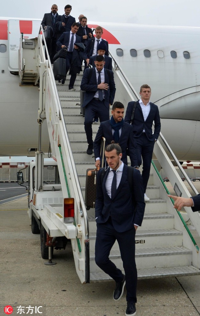 帅啊!皇马飞抵罗马 拉莫斯抢镜