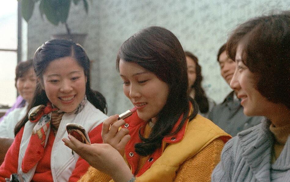 1985 女青年在露美美容院练习涂口红