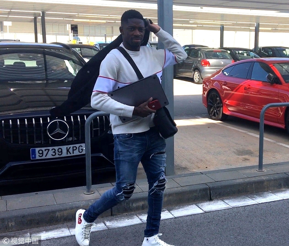 巴萨妖星拿电脑跨小包穿似学生