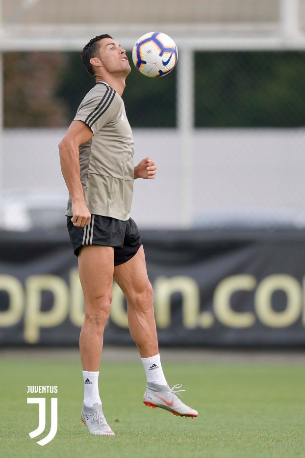 尤文训练 C罗最抢镜