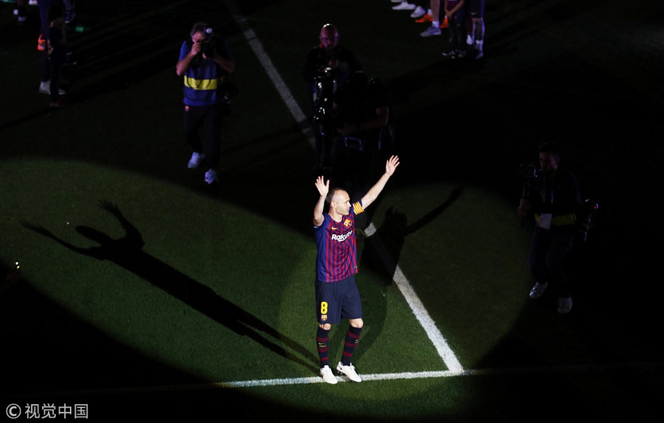 巴萨告别战伊涅斯塔深情泪别