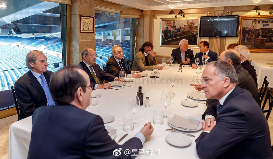 老佛爷获皇马传奇球员协会徽章