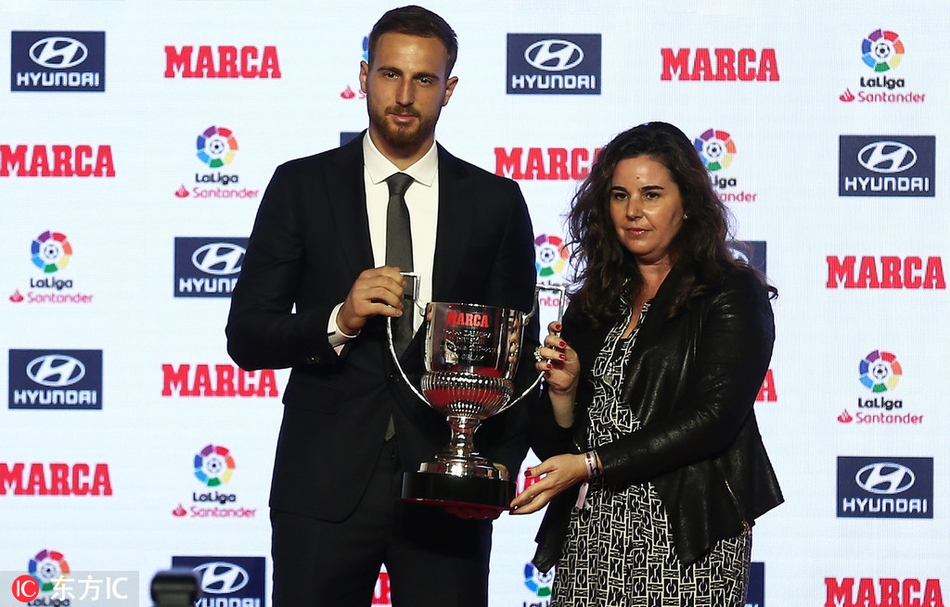 西甲颁奖礼 梅西领衔领取奖杯