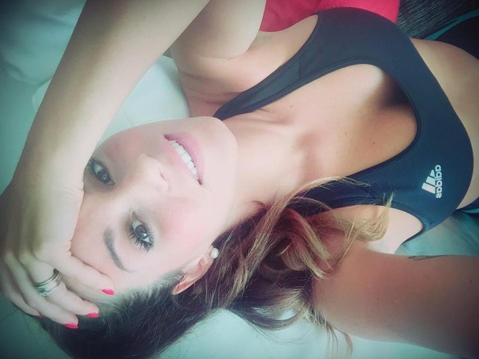 [花边社]巴萨大将娇妻身材火辣