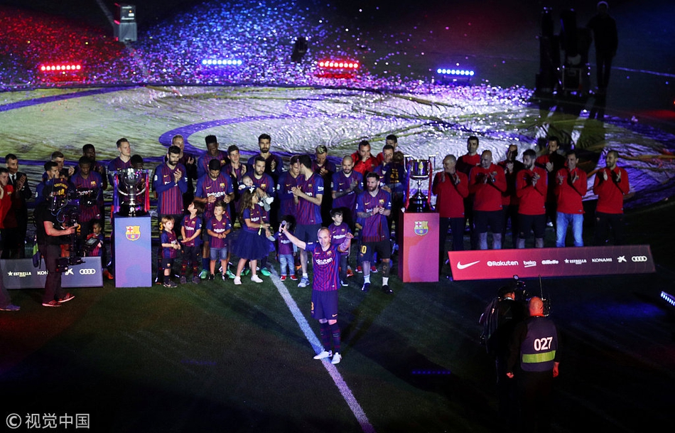 巴萨告别战伊涅斯塔深情泪别