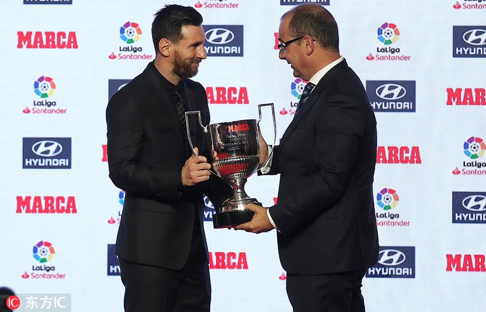西甲颁奖礼 梅西领衔领取奖杯