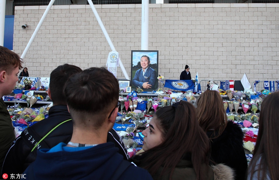 瓦尔迪等莱斯特球员悼念老板