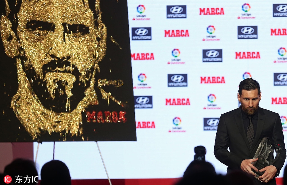 西甲颁奖礼 梅西领衔领取奖杯