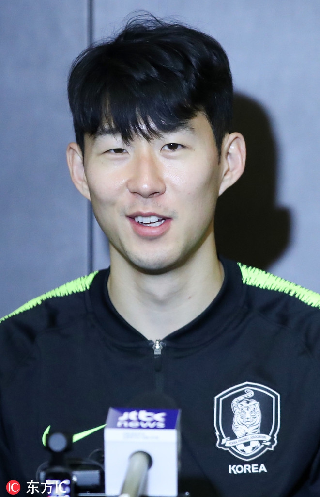 孙兴慜接受采访哈欠不断_高清图集_新浪网