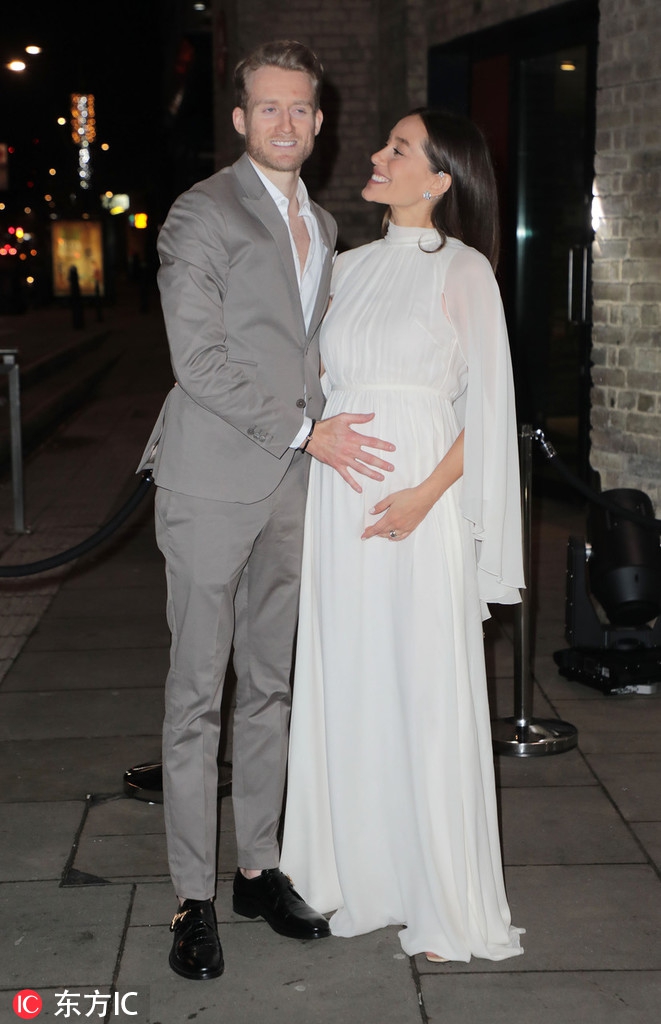 许尔勒携妻子亮相伦敦时装周