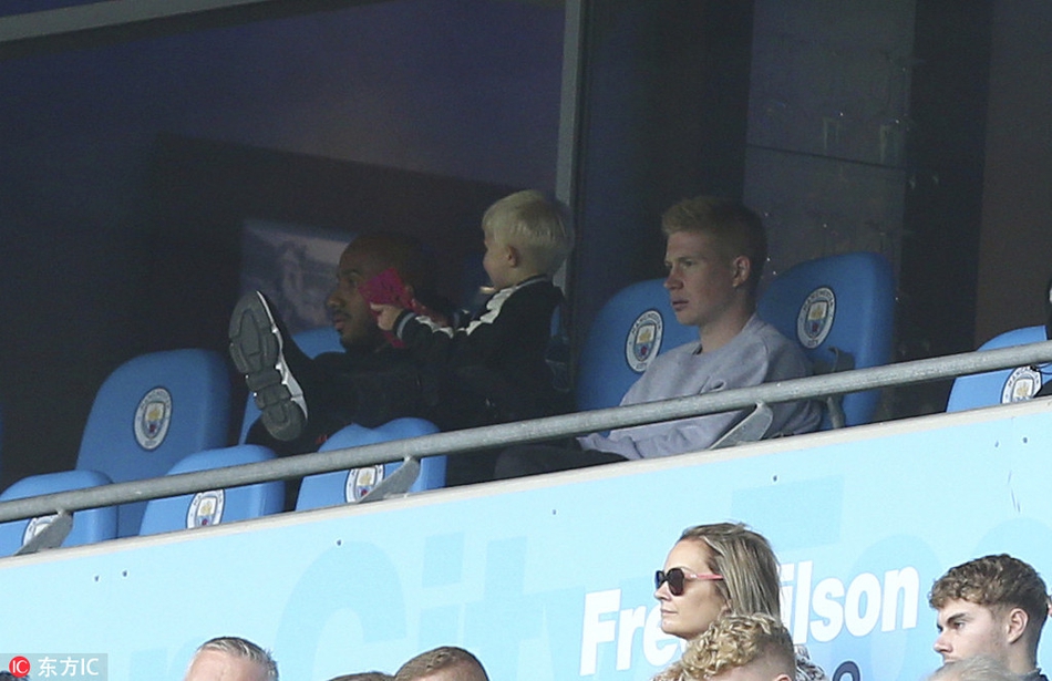 德布劳内伤腿搭上座椅吓坏队友