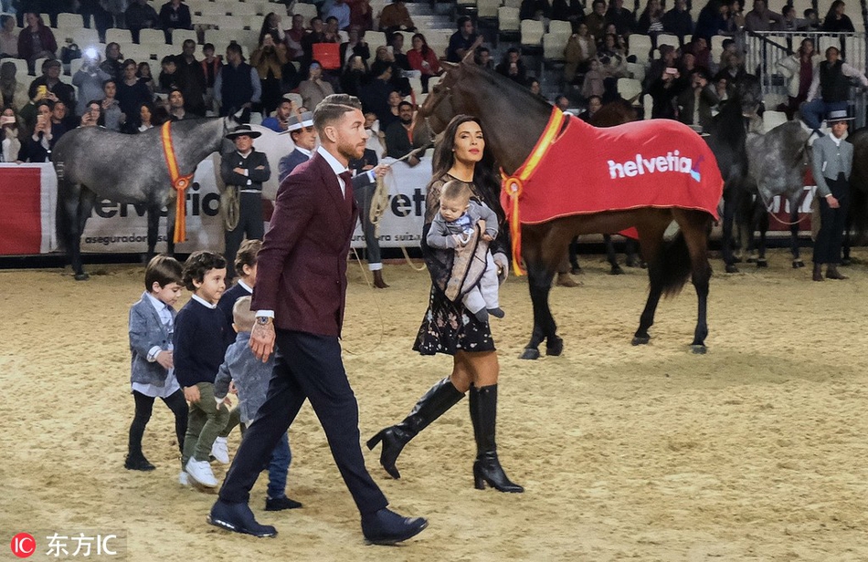 [花边社]拉莫斯携娇妻亮相马展