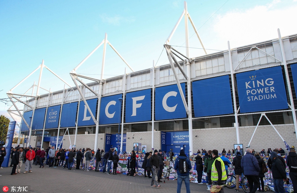 瓦尔迪等莱斯特球员悼念老板