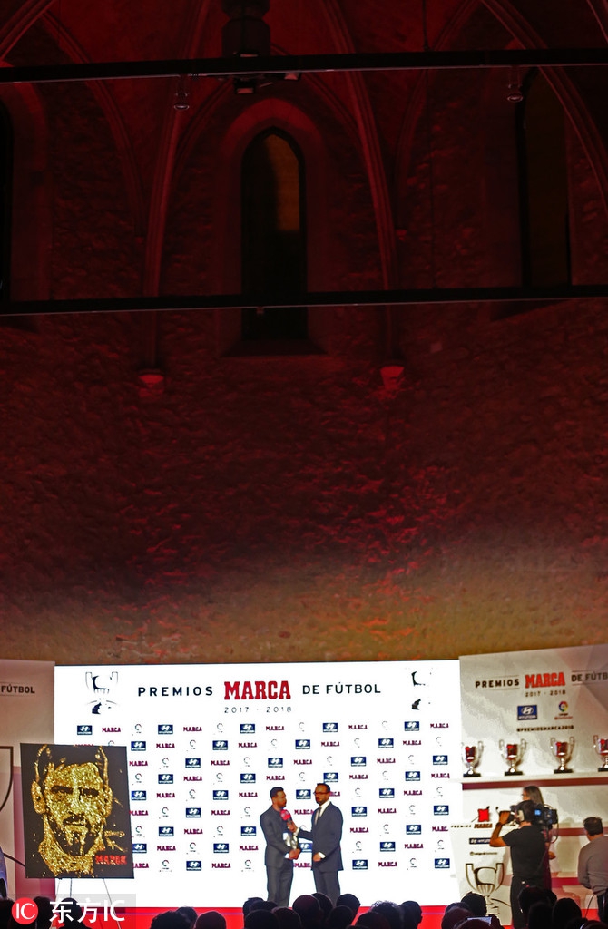 西甲颁奖礼 梅西领衔领取奖杯