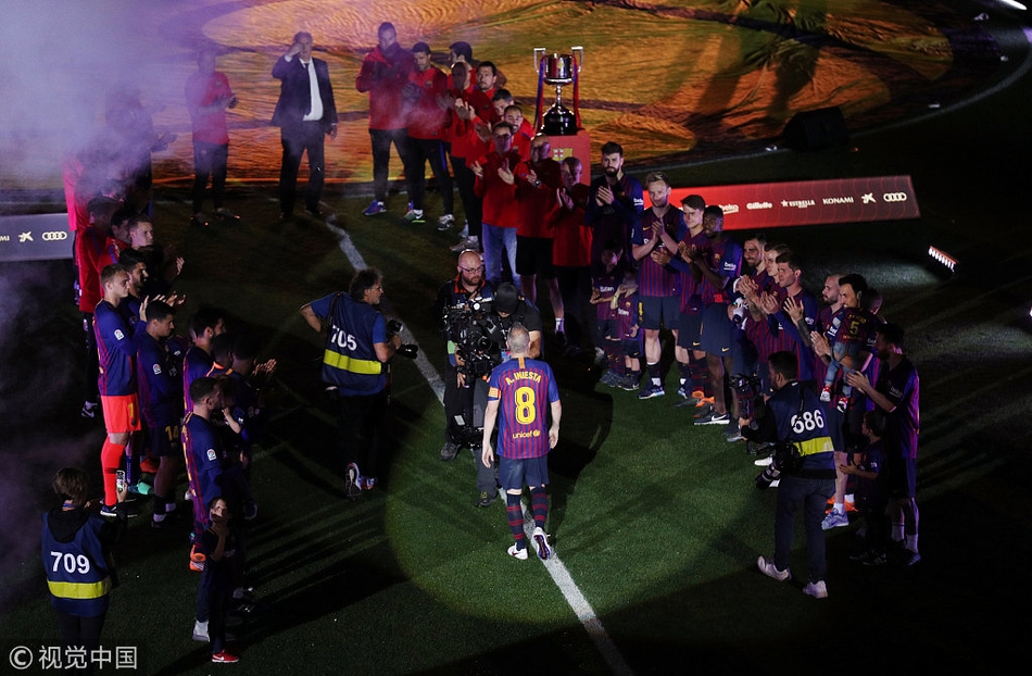 巴萨告别战伊涅斯塔深情泪别
