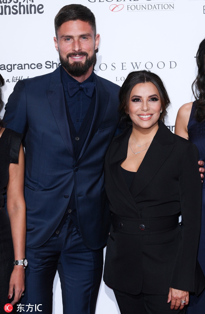 [花边社]吉鲁和爱妻亲密搂腰