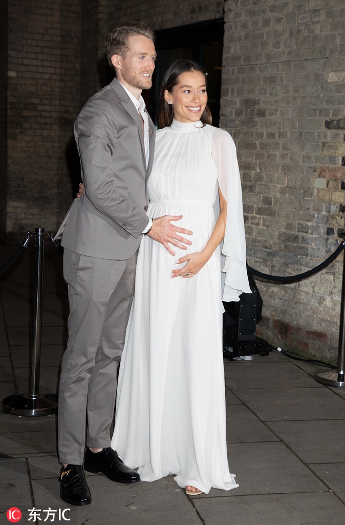 许尔勒携妻子亮相伦敦时装周