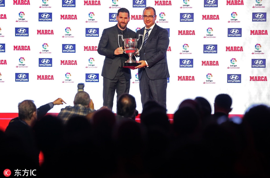 西甲颁奖礼 梅西领衔领取奖杯