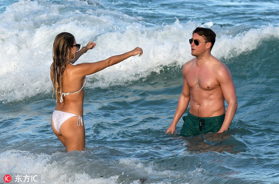 范德法特前妻与新欢水中热吻