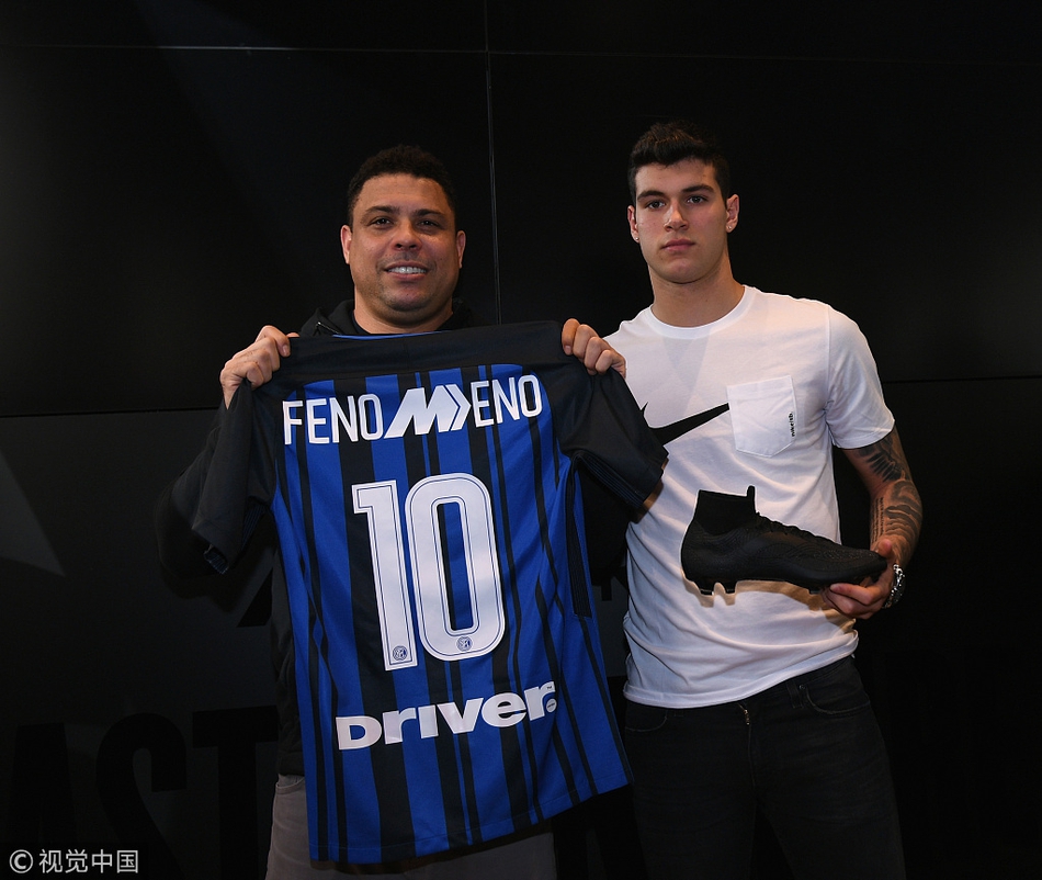 罗纳尔多出席活动举国米球衣