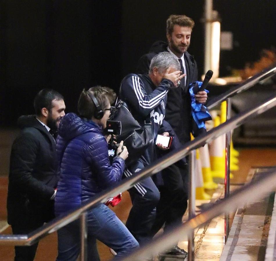 穆帅被耍签曼联球衣印孔蒂名字