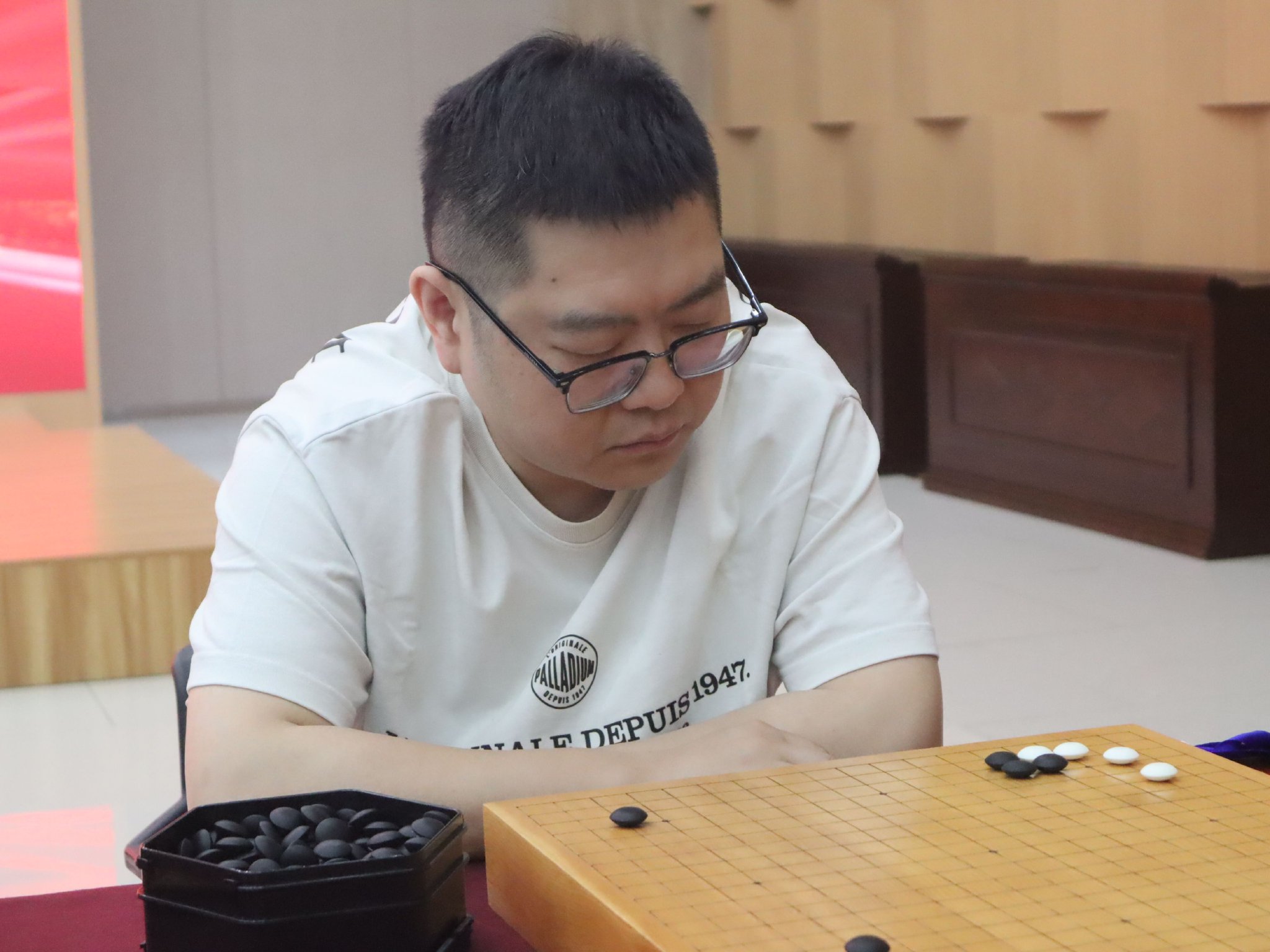 365电子娱乐平台STÜSSY联名设备显示实时比分与AI预测界面