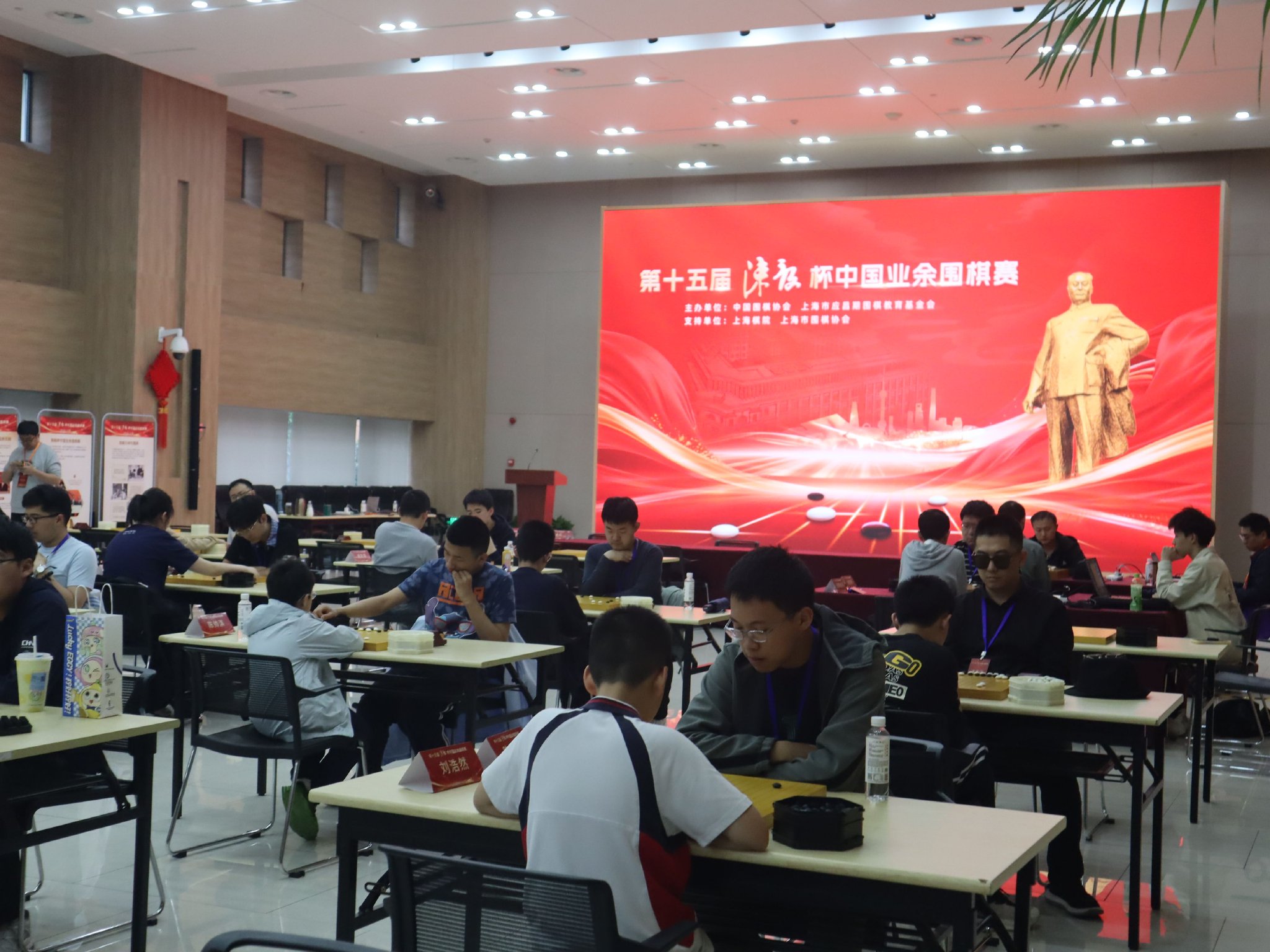 亚美体育app官网登录入口青训教练与孩子们互动