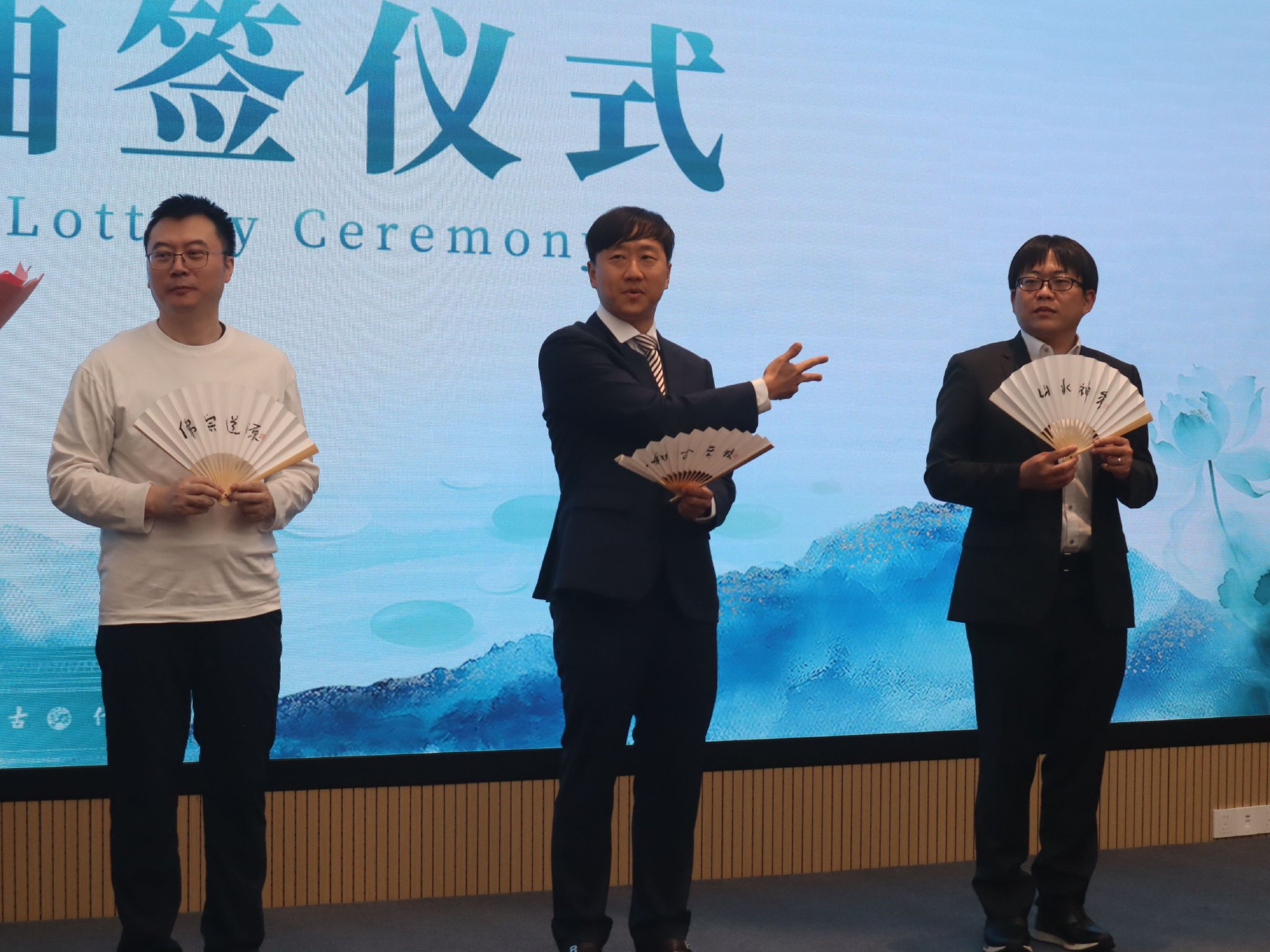 沙巴体育IBC开发者手持新船票的抽象概念图