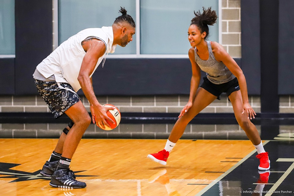 邓肯竟然扎小辫儿！熟练的动作闪了我的腰！还是跟姑娘们一起打球