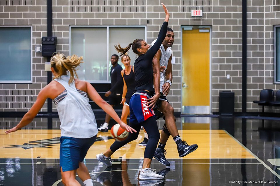 邓肯竟然扎小辫儿！熟练的动作闪了我的腰！还是跟姑娘们一起打球