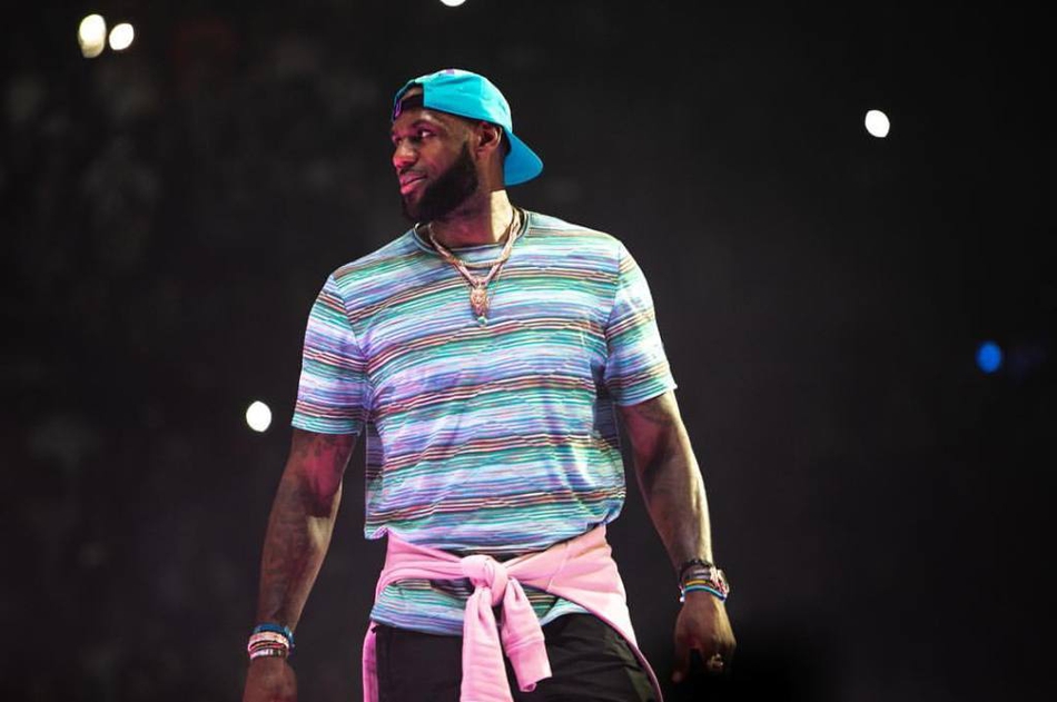 詹姆斯演唱会助演放飞自我