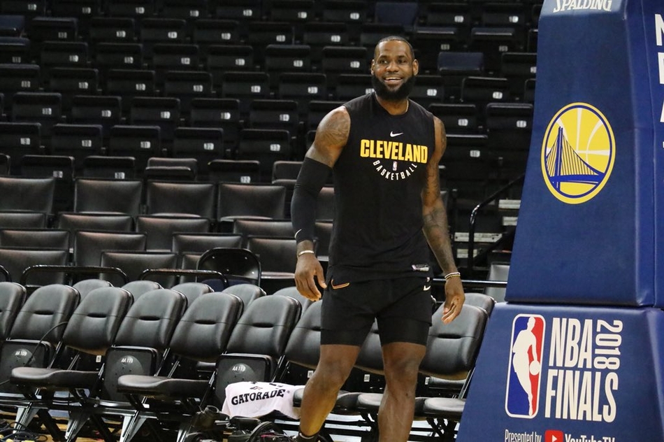 詹姆斯表情轻松