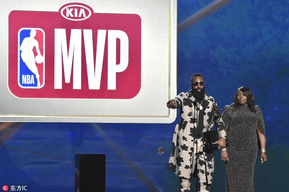 领奖现场超大号MVP！