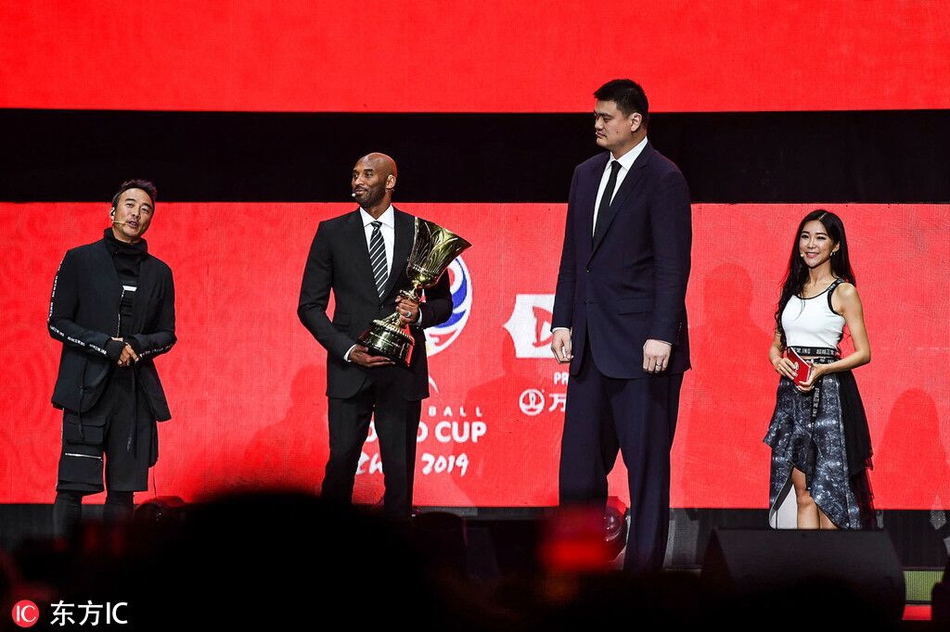 科比正式亮相抽签仪式红毯