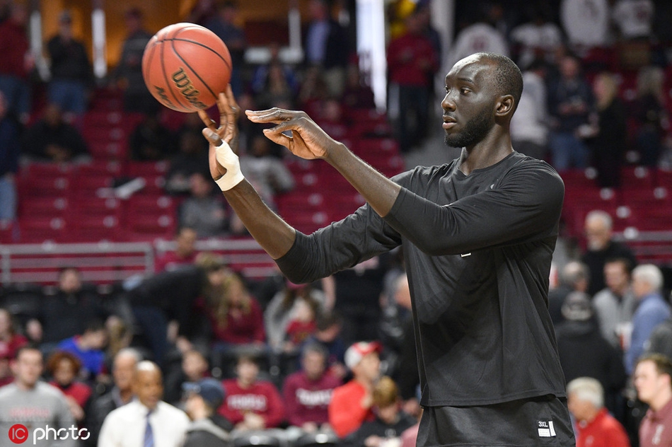 环节中打破了臂展记录,他的臂展仅为7尺10(2米38),比法尔短了十几厘米