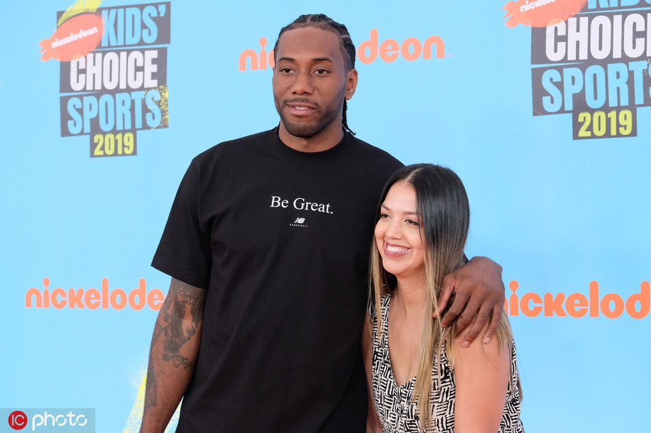 难得一见！莱昂纳德带一家三口首次公开亮相！他又笑了