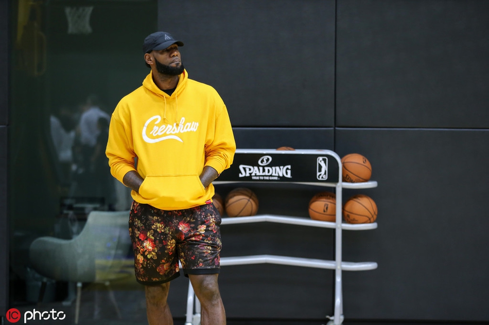 詹姆斯的巅峰已过？从这个角度看绝不是这么回事！看这个扣篮……