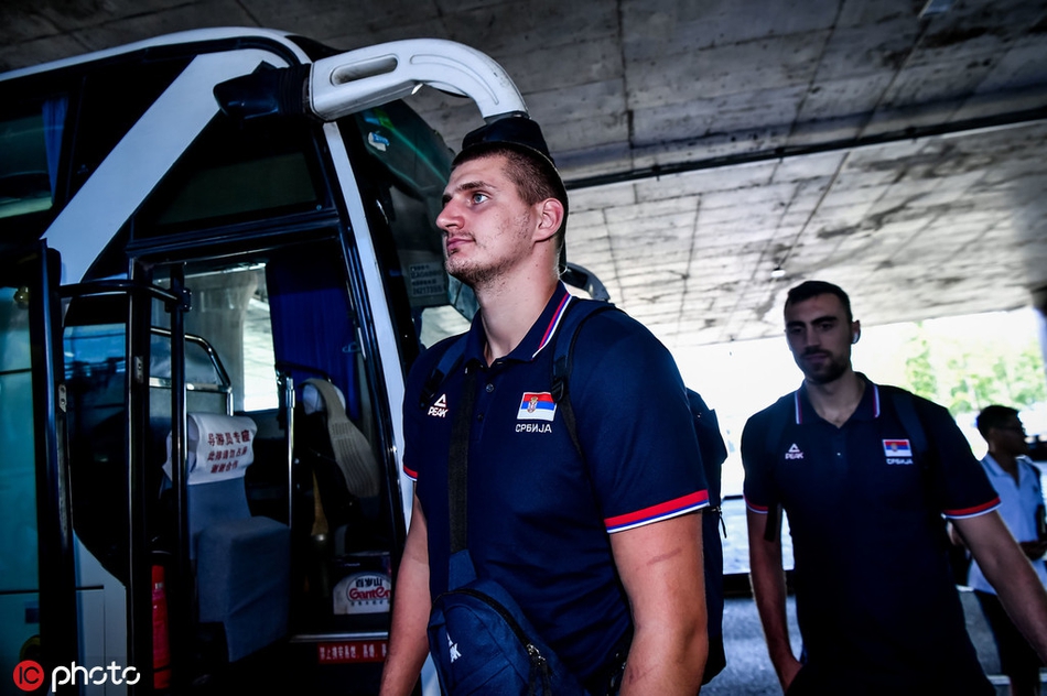 约基奇求你不要再胖了!小姑娘甚至可以枕着你肚子!上篮就不提了…