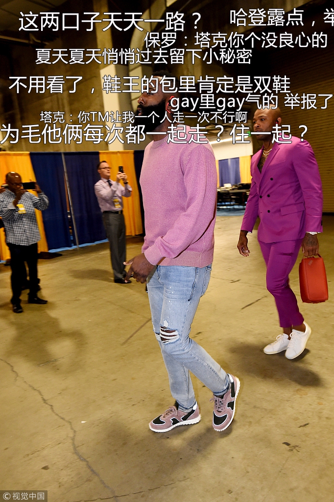 1、哈登与塔克一同入场