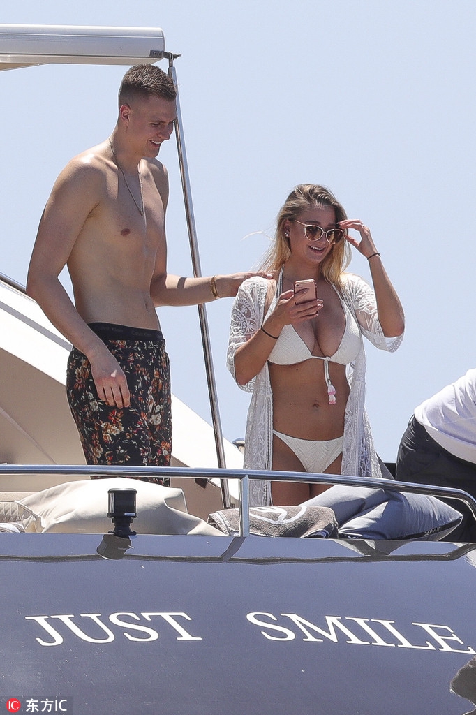 波神和女友度假