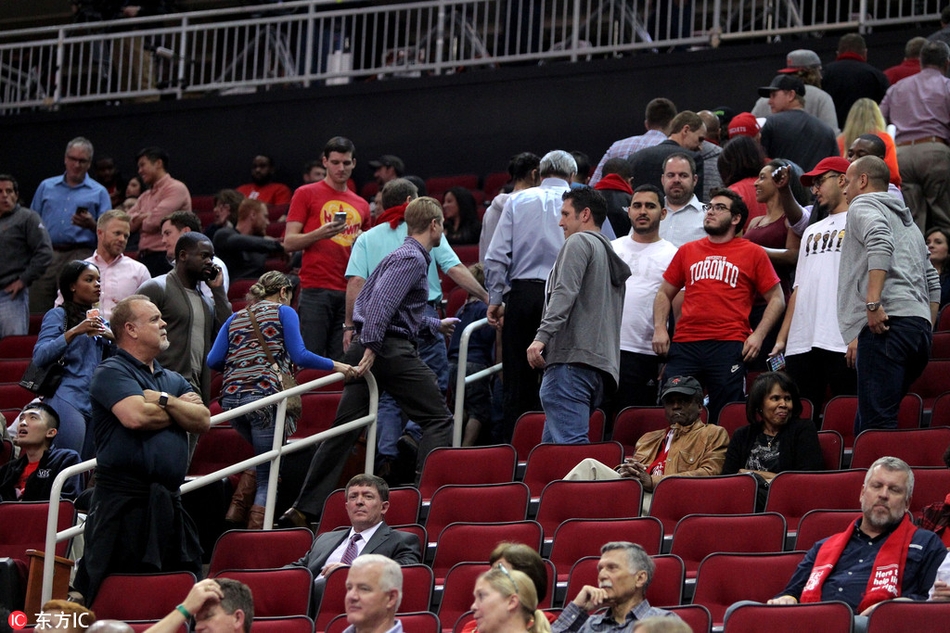 2、火箭后排观众席