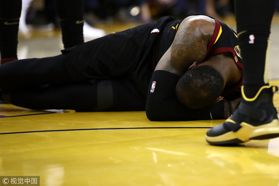 詹姆斯痛苦倒地